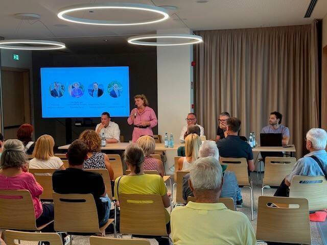 Nella foto: Al tavolo dei relatori da sinistra a destra Andreas Jungmann, Rosmarie Pamer, Wolfgang Knollseisen, Christophorus Zöschg, Andreas Leitner. 