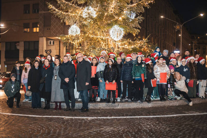 Nella foto di gruppo da destra a sinistra: Ferdinando Stablum, il Vicesindaco di Mantova, Giovanni Buvoli, l'Assessore alla pubblica istruzione Serena Pedrazzoli, due insegnanti dell'istituto comprensivo Mantova 1 ed alle spalle gli alunni delle scuole "Pietro Pomponazzo" e "L.B. Alberti" 