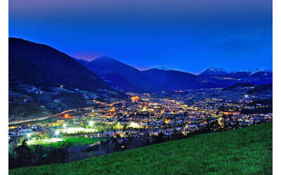 Bressanone di notte con luci