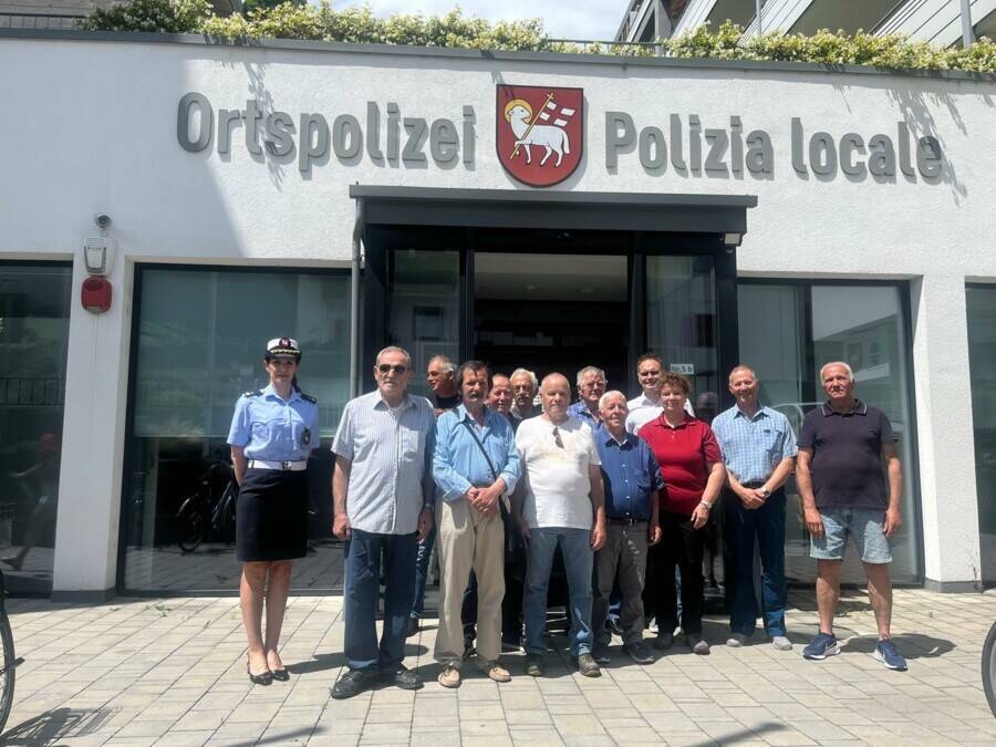 Nella foto: l’Assessore Thomas Schraffl e la Comandante, Maggiore Jessica Ruffinatto, insieme ai nonni vigili del 2025. Terza da destra: Novella Faccioli.
