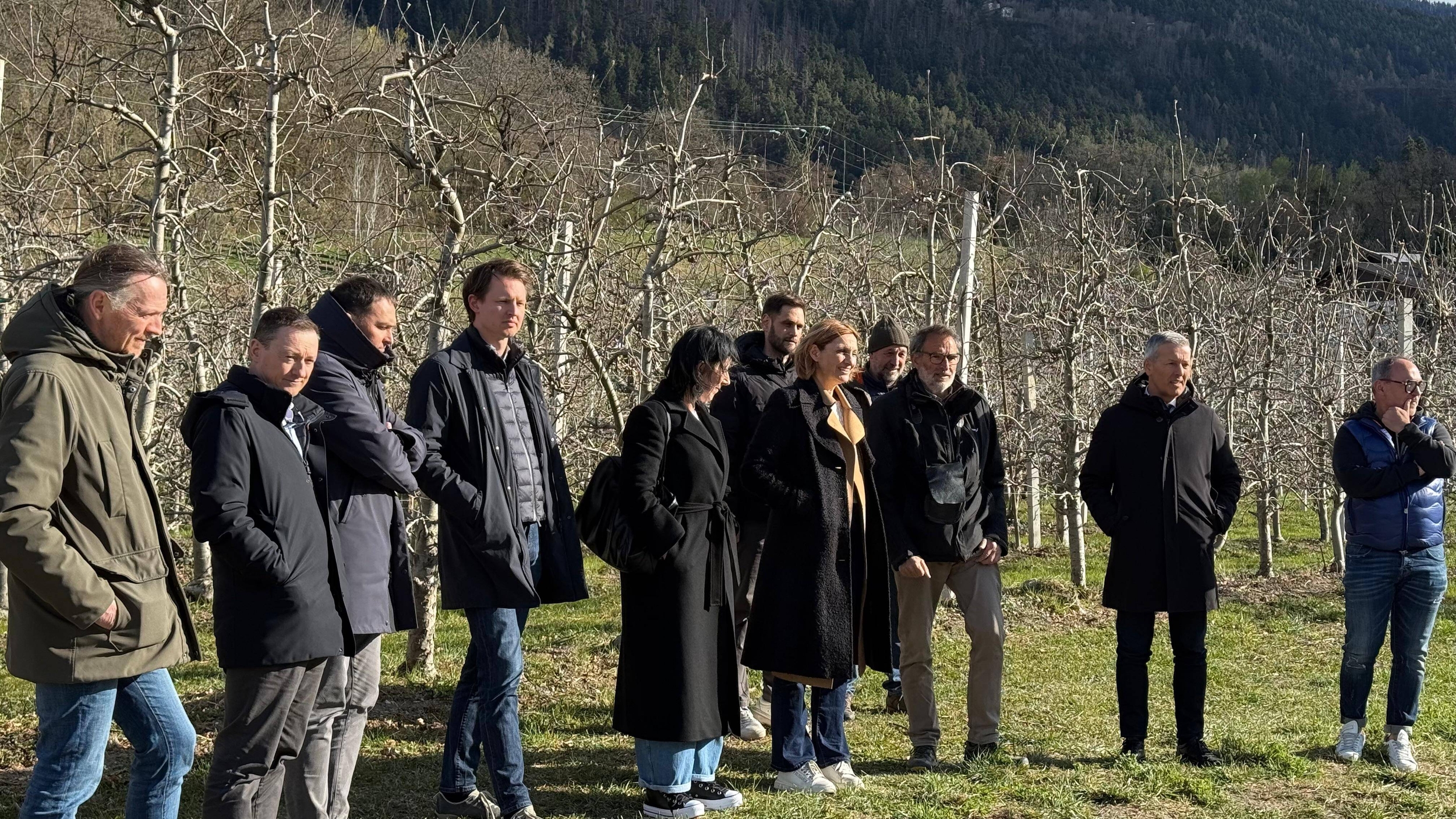Nella foto: La Giunta comunale insieme all’Assessore provinciale Peter Brunner, al direttore di ripartizione Alexander Gruber, ai rappresentanti dei gruppi ambientalisti Hyla e ad Andreas Schroffengger di Bressanone Servizi.
