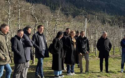 Nella foto: La Giunta comunale insieme all’Assessore provinciale Peter Brunner, al direttore di ripartizione Alexander Gruber, ai rappresentanti dei gruppi ambientalisti Hyla e ad Andreas Schroffengger di Bressanone Servizi.