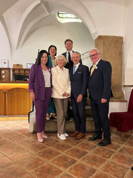: vicesindaco Ferdinando Stablum, assessora Bettina Kerer, segretario generale Erich Tasser, dirigente servizi sociali, culturali, scolastici e sport Alessandra Scorrano, sindaco Stejskal Zbynek e Fischerova Jana